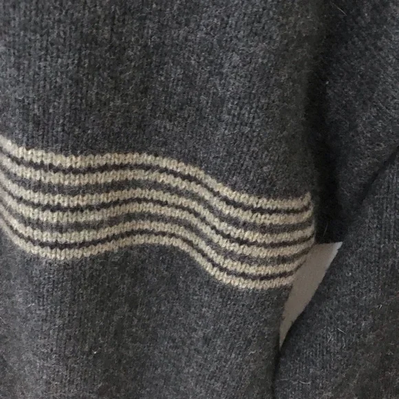 Vintage Abercrombie and Fitch crew neck sweater. - Picture 4 of 4